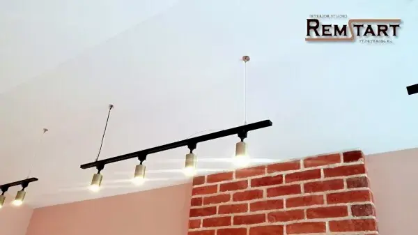 С подвесным треком